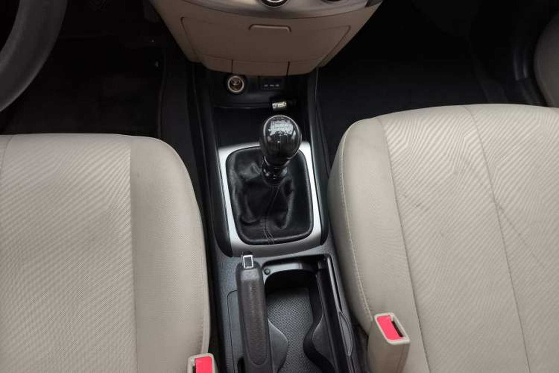 Used Hyundai Celesta 2011 1.6L Manual Luxury Model Gear Lever