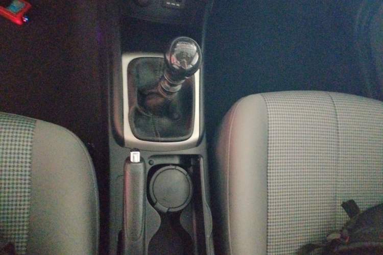 Used Hyundai Celesta 2011 1.6L Manual Comfort Edition Gear Lever