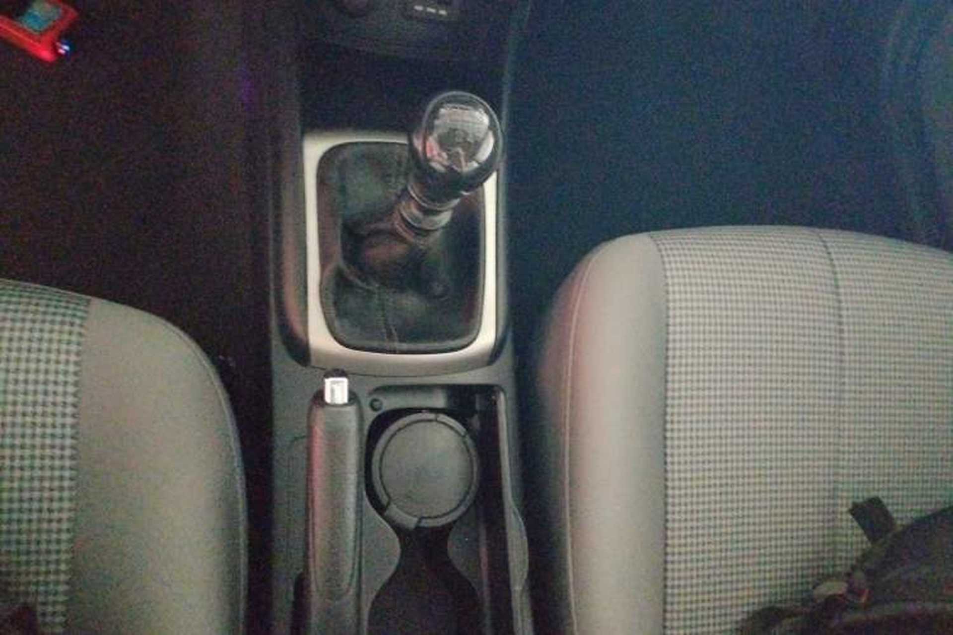Used Hyundai Celesta 2011 1.6L Manual Comfort Edition Gear Lever