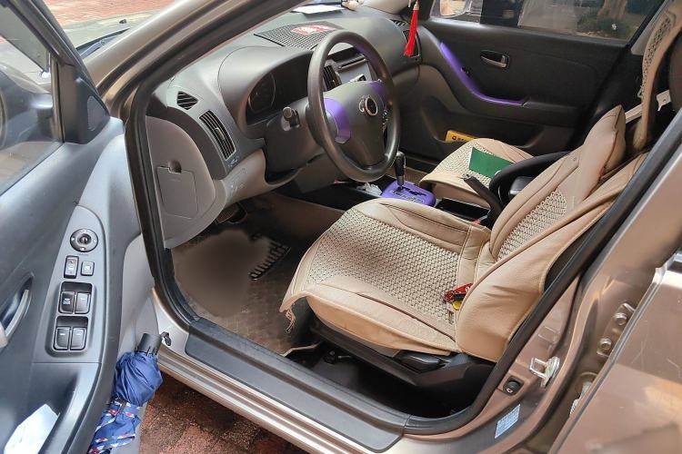 Used Hyundai Celesta 2011 1.6L Automatic Top-Tier Version Interior 3