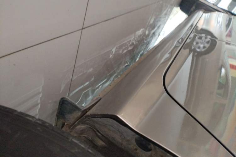 Used Hyundai Celesta 2011 1.6L Manual Comfort Edition Left Side Sill