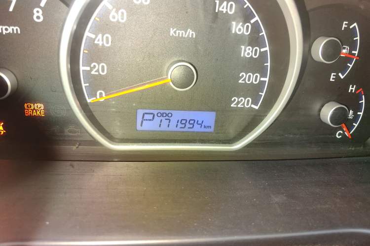 Used Hyundai Celesta 2011 1.6L Automatic Top-Tier Version Odometer Close Up