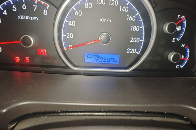 Used Hyundai Celesta 2011 1.6L Automatic Comfort Edition Odometer Close Up