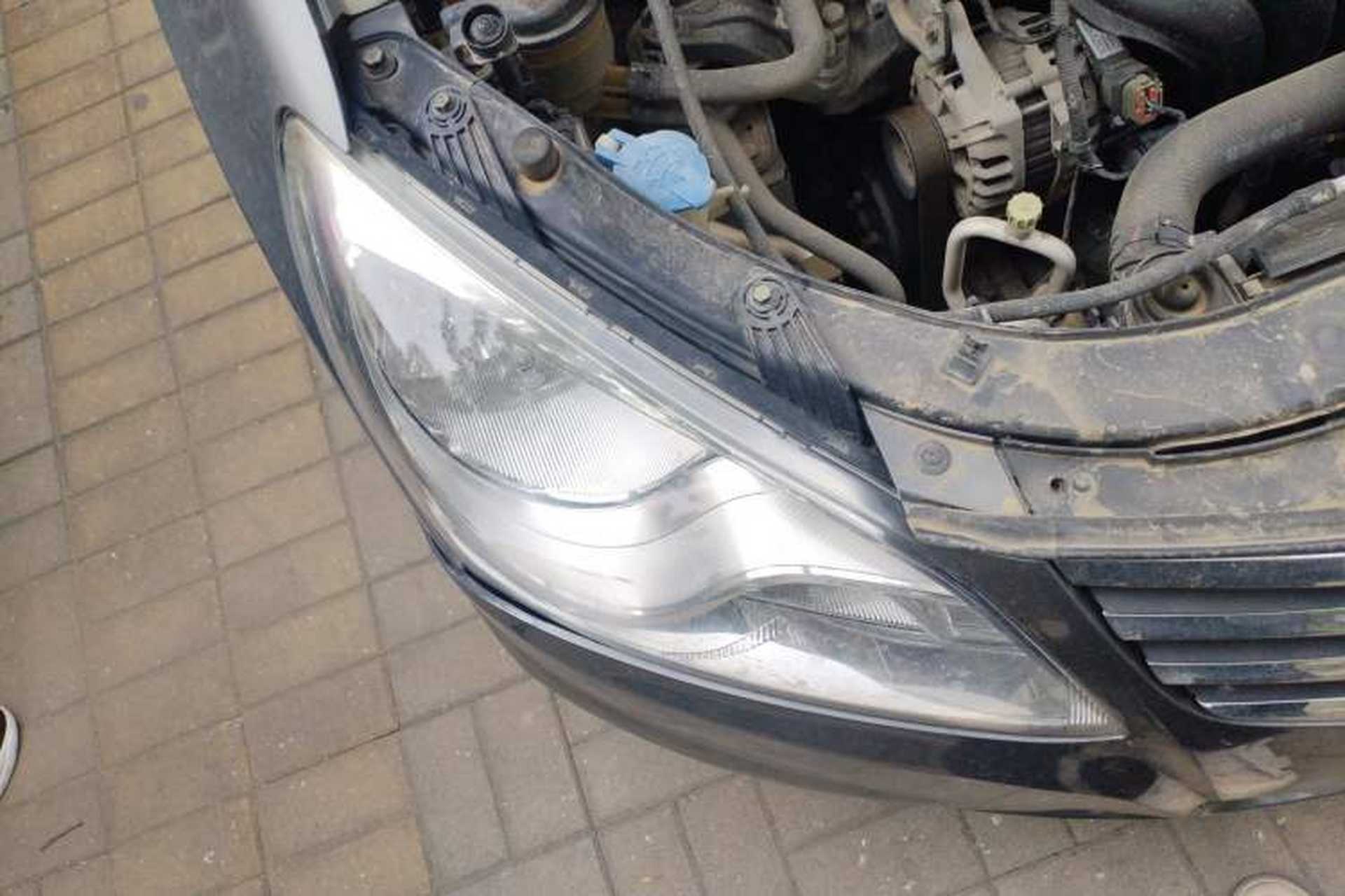 Used Hyundai Celesta 2011 1.6L Automatic Luxury Version Right Front Headlight