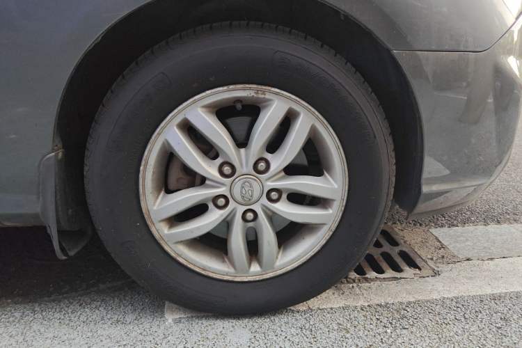 Used Hyundai Celesta 2011 1.6L Automatic Luxury Version Right Front Wheel Hub
