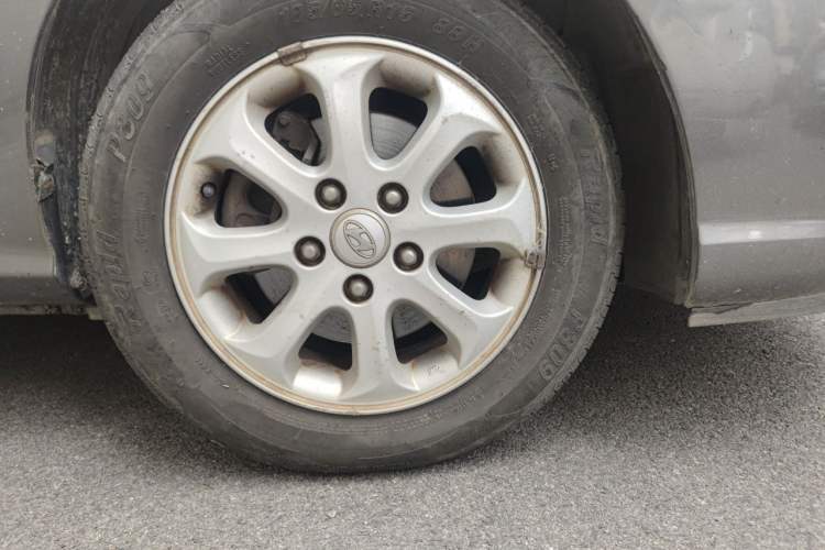 Used Hyundai Celesta 2011 1.6L Automatic Comfort Edition Right Front Wheel Hub