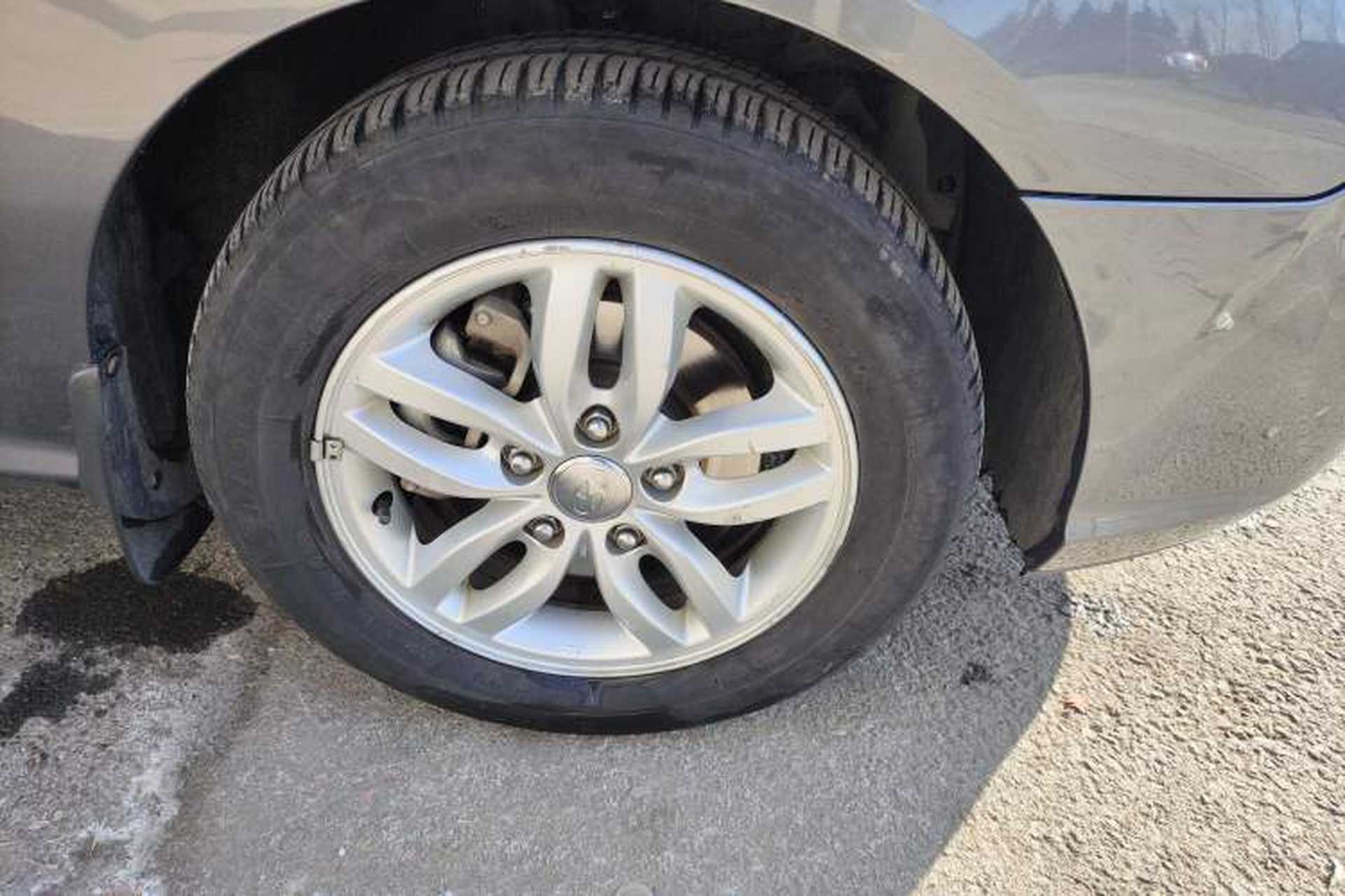 Used Hyundai Celesta 2011 1.6L Automatic Comfort Edition Right Front Wheel Hub