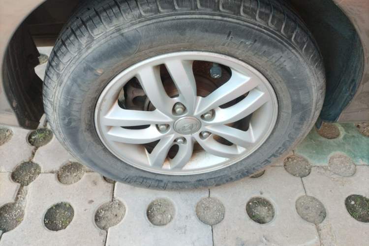 Used Hyundai Celesta 2011 1.6L Automatic Luxury Version Right Front Wheel Hub
