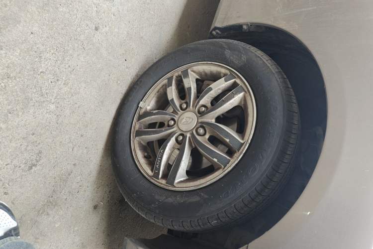 Used Hyundai Celesta 2011 1.6L Manual Comfort Edition Right Front Wheel Hub