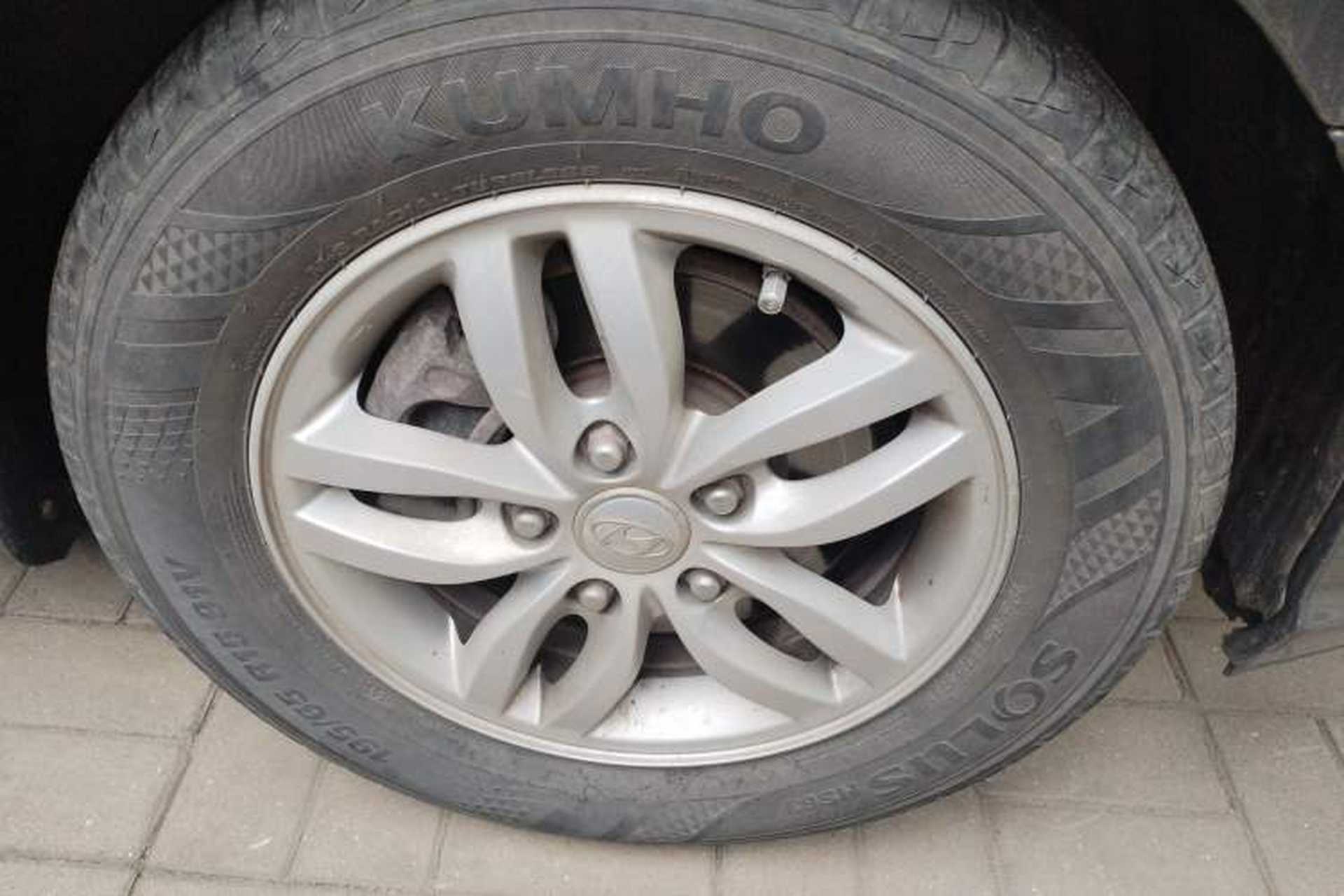 Used Hyundai Celesta 2011 1.6L Automatic Luxury Version Right Front Wheel Hub