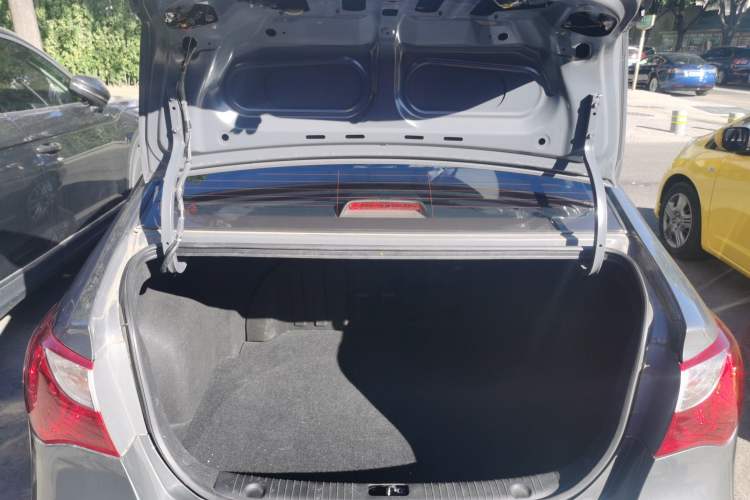 Used Hyundai Celesta 2011 1.6L Automatic Comfort Edition Trunk