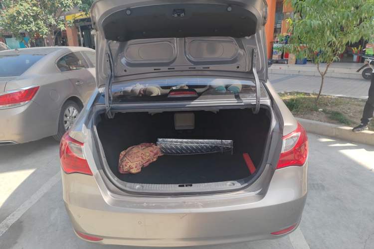 Used Hyundai Celesta 2011 1.6L Manual Luxury Model Trunk