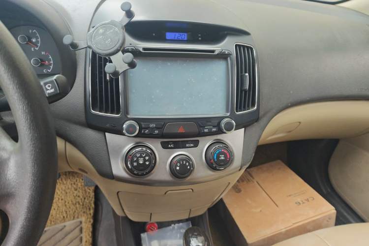 Used Hyundai Celesta 2011 1.6L Automatic Comfort Edition Audio And AC Panel