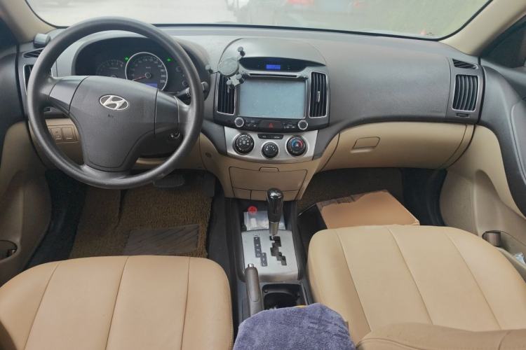 Used Hyundai Celesta 2011 1.6L Automatic Comfort Edition Center Console