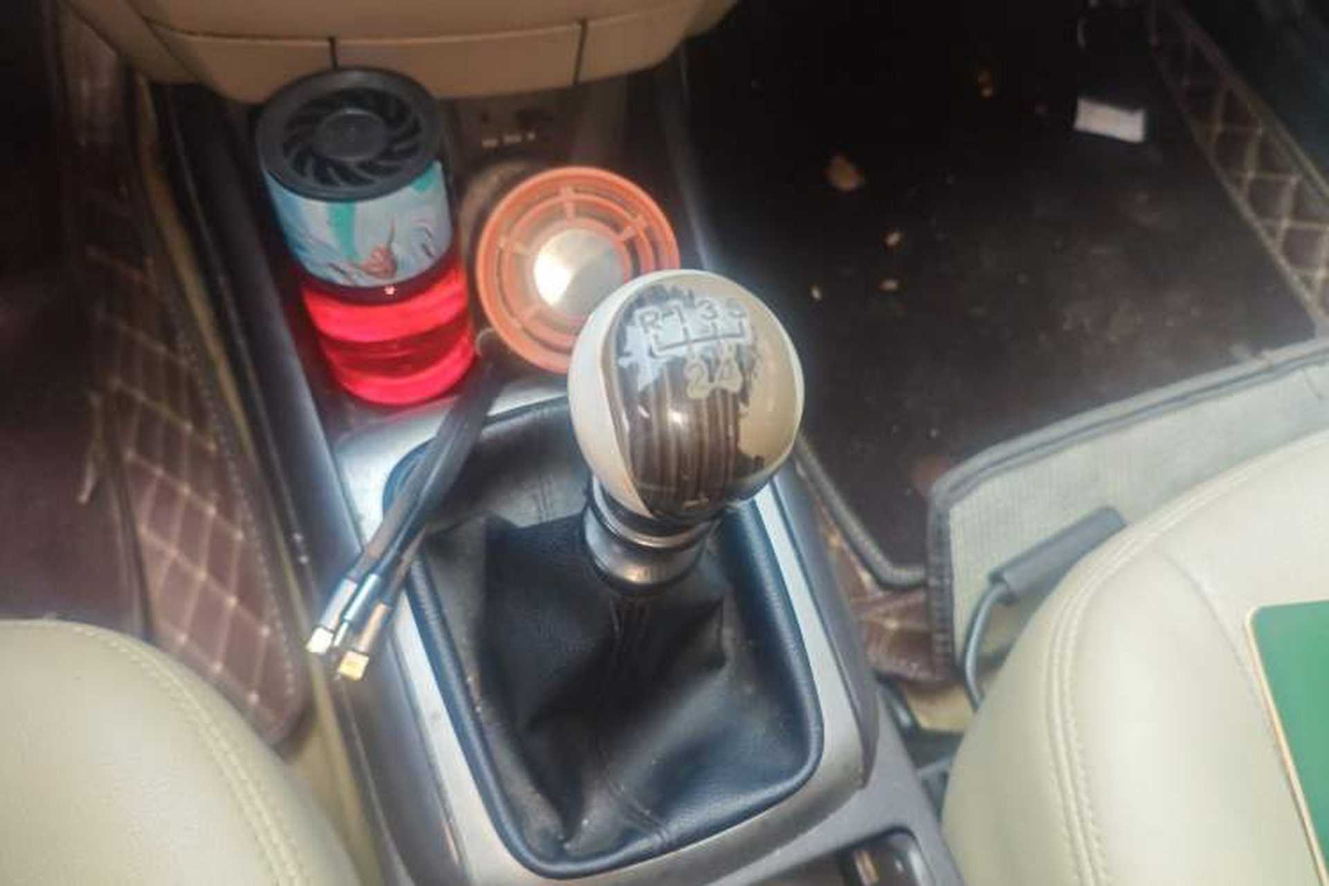 Used Hyundai Celesta 2011 1.6L Manual Comfort Edition Gear Lever