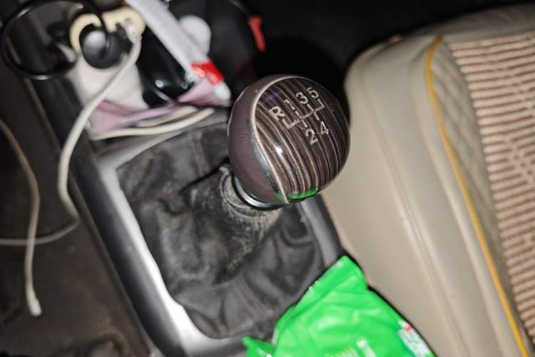 Used Hyundai Celesta 2011 1.6L Manual Comfort Edition Gear Lever