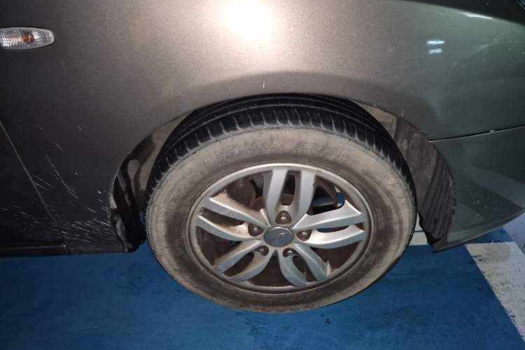 Used Hyundai Celesta 2011 1.6L Automatic Comfort Edition Right Front Wheel Hub