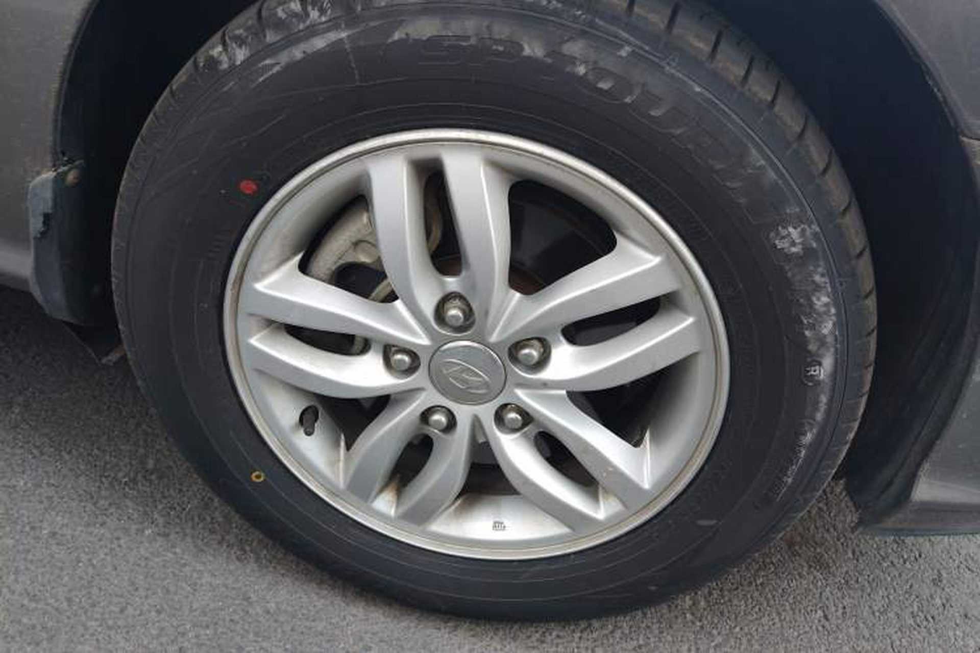 Used Hyundai Celesta 2011 1.6L Manual Luxury Model Right Front Wheel Hub