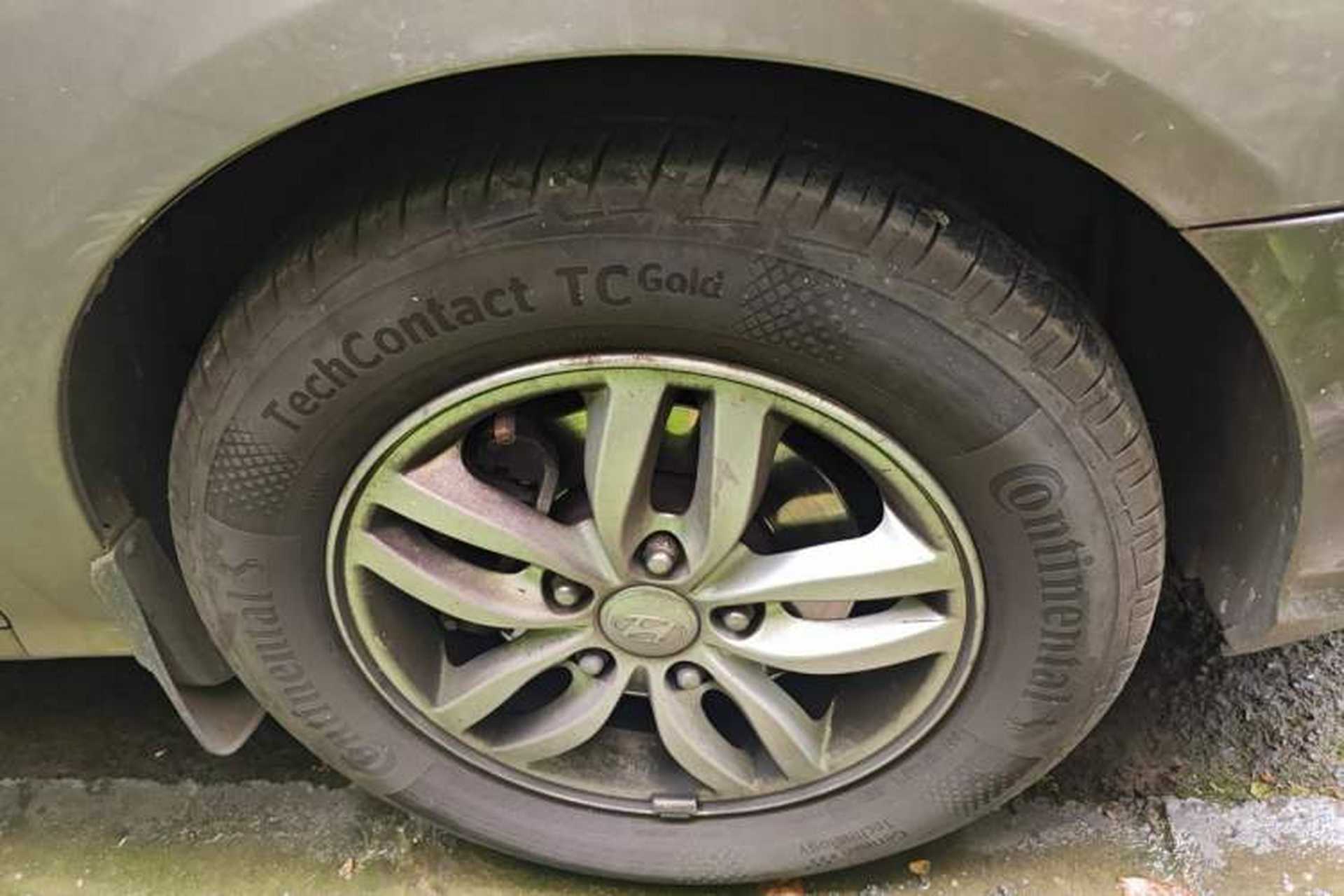 Used Hyundai Celesta 2011 1.6L Automatic Luxury Version Right Front Wheel Hub