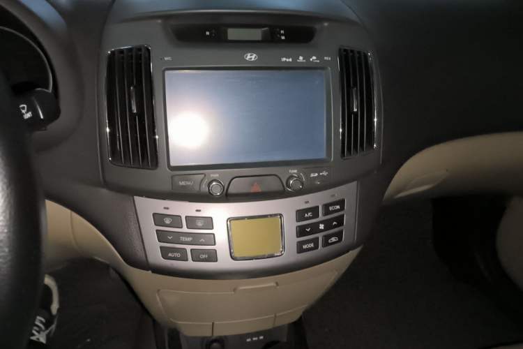 Used Hyundai Celesta 2011 1.6L Automatic Luxury Version Audio And AC Panel