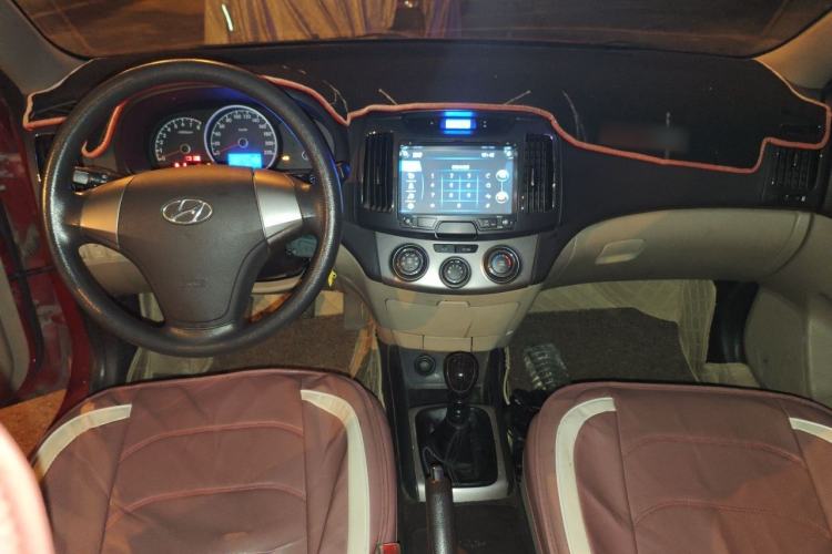 Used Hyundai Celesta 2011 1.6L Manual Luxury Model Center Console