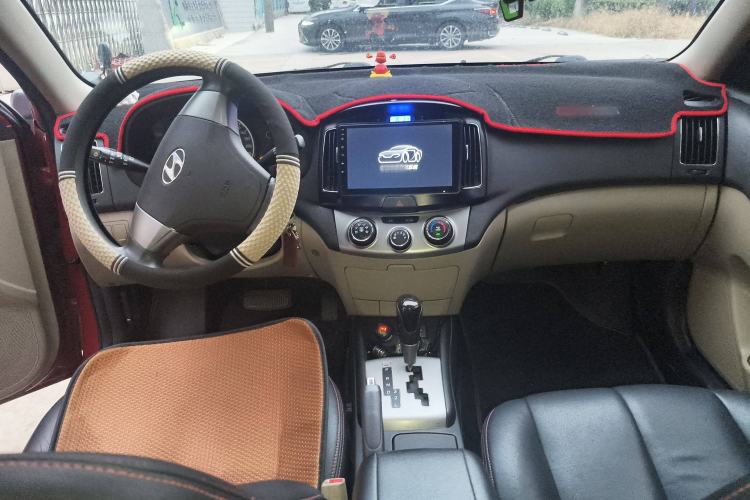Used Hyundai Celesta 2011 1.6L Automatic Comfort Edition Center Console