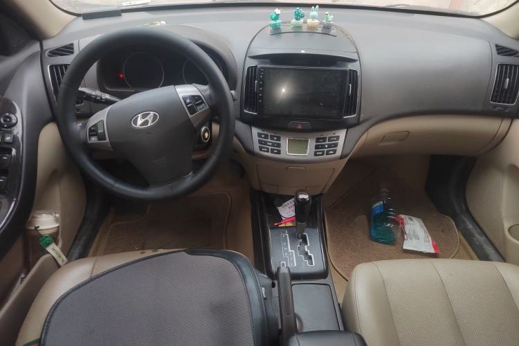 Used Hyundai Celesta 2011 1.6L Automatic Top-Tier Version Center Console