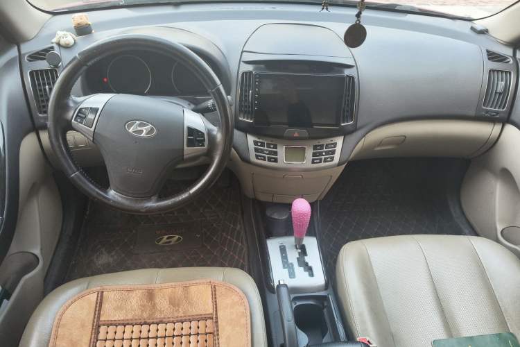 Used Hyundai Celesta 2011 1.6L Automatic Luxury Version Center Console