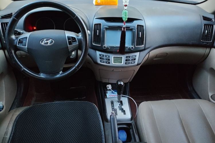 Used Hyundai Celesta 2011 1.6L Automatic Luxury Version Center Console