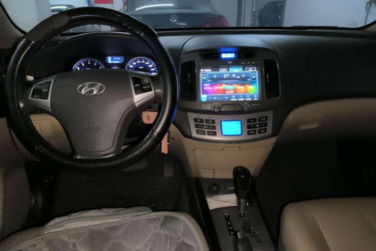 Used Hyundai Celesta 2011 1.6L Automatic Luxury Version Center Console