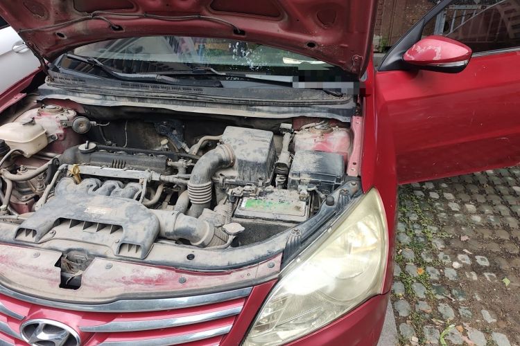 Used Hyundai Celesta 2011 1.6L Manual Luxury Model Engine Bay Left