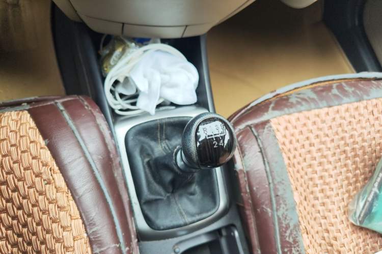 Used Hyundai Celesta 2011 1.6L Manual Comfort Edition Gear Lever