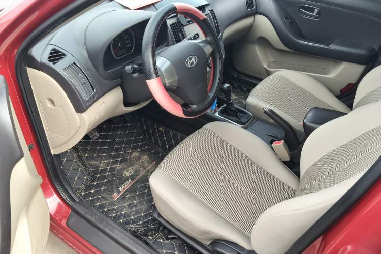 Used Hyundai Celesta 2011 1.6L Manual Comfort Edition Interior 2