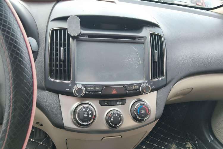 Used Hyundai Celesta 2011 1.6L Manual Comfort Edition Interior 3