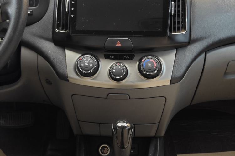 Used Hyundai Celesta 2011 1.6L Automatic Comfort Edition Interior 6