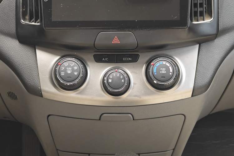 Used Hyundai Celesta 2011 1.6L Automatic Comfort Edition Interior 7