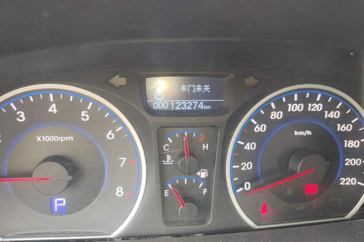 Used Hyundai Celesta 2011 1.6L Automatic Luxury Version Odometer Close Up