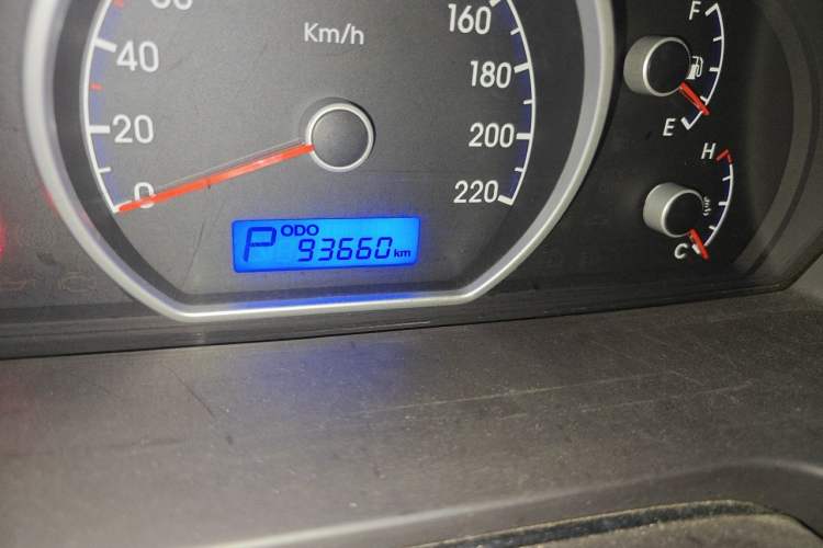 Used Hyundai Celesta 2011 1.6L Automatic Comfort Edition Odometer Close Up