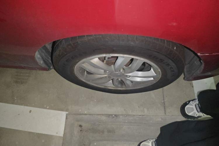 Used Hyundai Celesta 2011 1.6L Automatic Comfort Edition Right Front Wheel Hub
