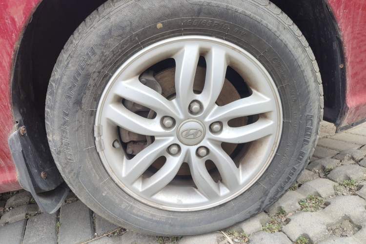 Used Hyundai Celesta 2011 1.6L Automatic Luxury Version Right Front Wheel Hub