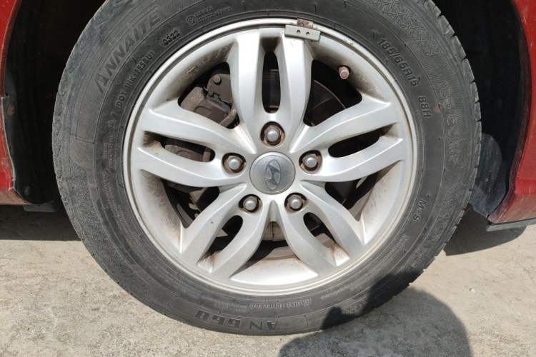 Used Hyundai Celesta 2011 1.6L Automatic Comfort Edition Right Front Wheel Hub