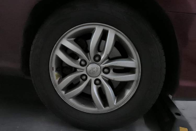 Used Hyundai Celesta 2011 1.6L Automatic Luxury Version Right Front Wheel Hub