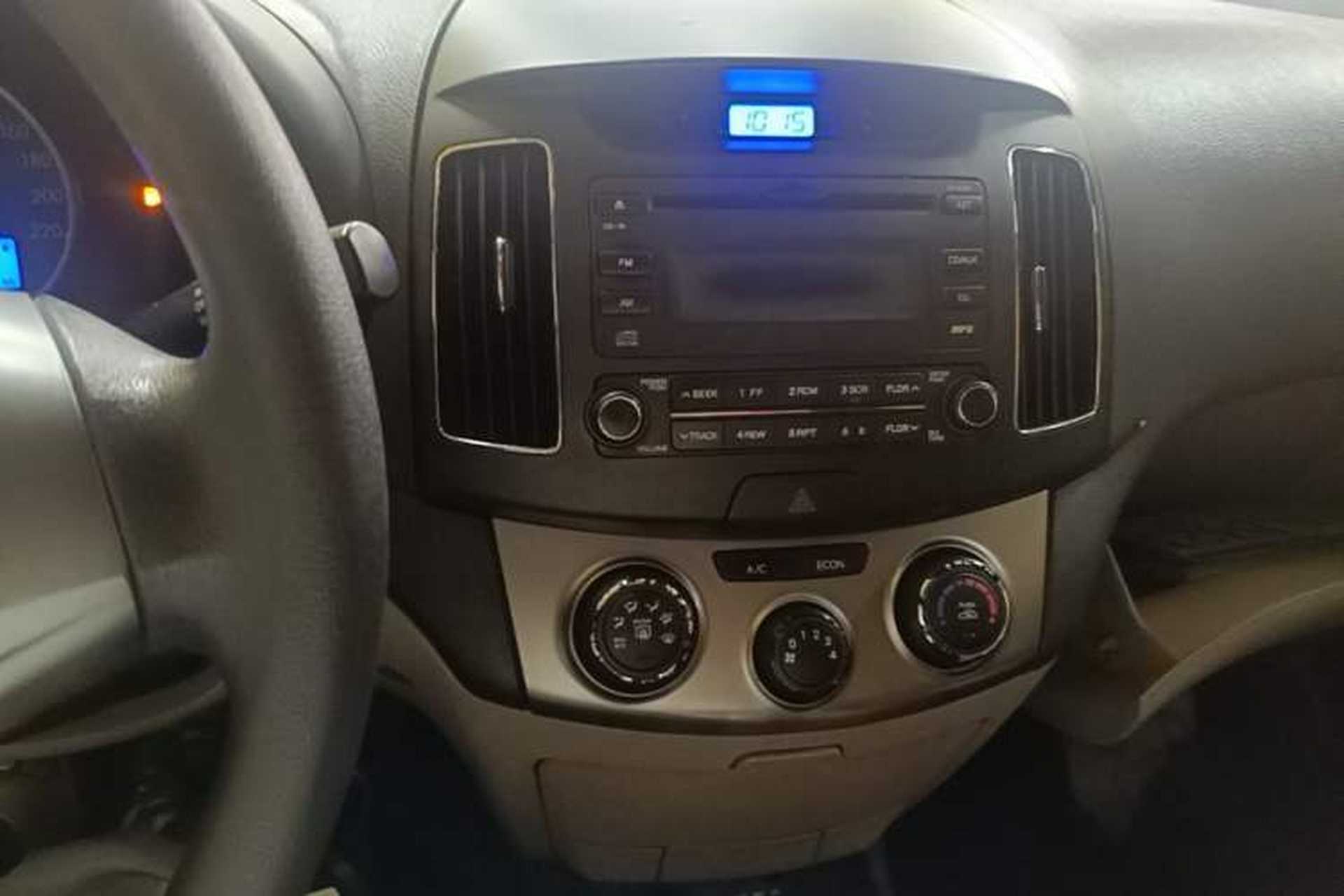 Used Hyundai Celesta 2011 1.6L Manual Luxury Model Audio And AC Panel