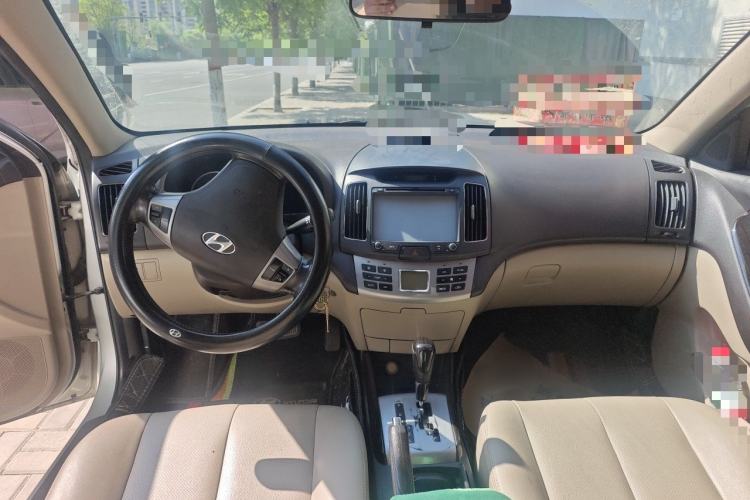 Used Hyundai Celesta 2011 1.6L Automatic Luxury Version Center Console