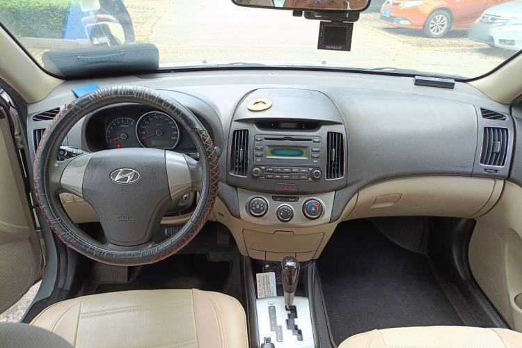 Used Hyundai Celesta 2011 1.6L Automatic Comfort Edition Center Console