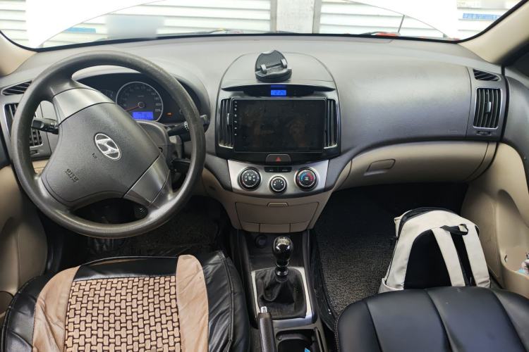 Used Hyundai Celesta 2011 1.6L Manual Luxury Model Center Console