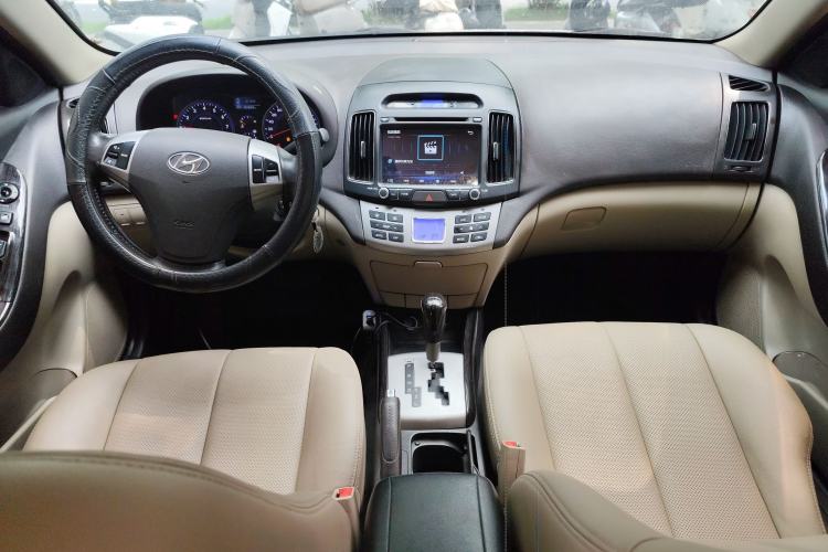 Used Hyundai Celesta 2011 1.6L Automatic Luxury Version Center Console