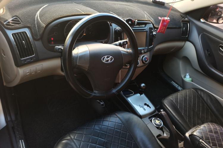Used Hyundai Celesta 2011 1.6L Automatic Comfort Edition Center Console