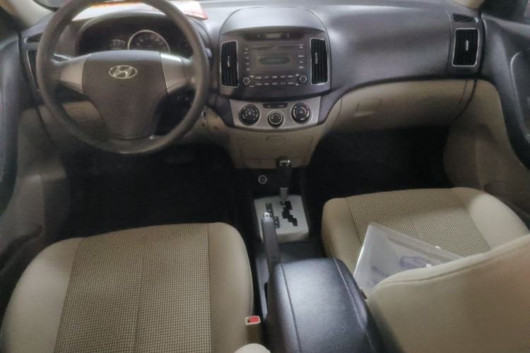 Used Hyundai Celesta 2011 1.6L Automatic Comfort Edition Center Console