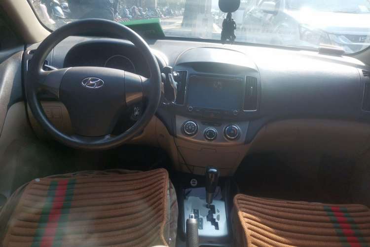 Used Hyundai Celesta 2011 1.6L Automatic Comfort Edition Center Console